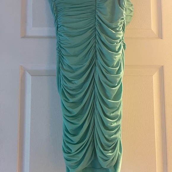 Elegant Green Strapless Dress - Picture 4 of 5